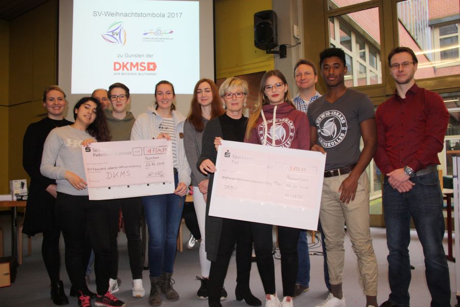Megarekordverdächtig im Kampf gegen Blutkrebs: 1724 Schülerinnen und Schüler ließen sich in der Lebensretter-Datenbank der DKMS registrieren, zwei Schecks mit nahezu 5000 Euro helfen der DKMS, weitere Lebensretter zu finden Amt für Presse- und Öffentlichkeitsarbeit, Kreis Paderborn, Michaela Pitz